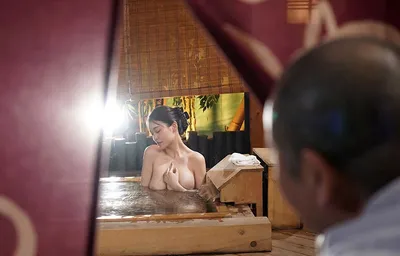 Bạn gái của con trai bị bố người chồng nhìn trộm khi đang tắm rồi làm tình đến mang thai