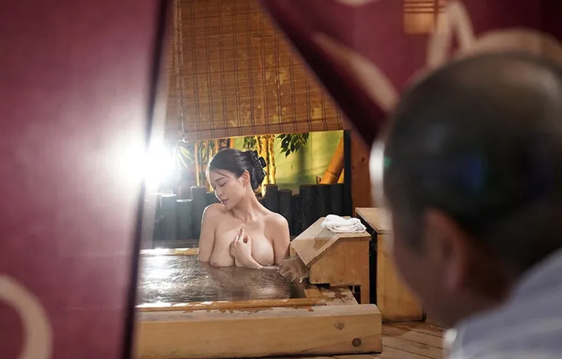 Bạn gái của con trai bị bố người chồng nhìn trộm khi đang tắm rồi làm tình đến mang thai