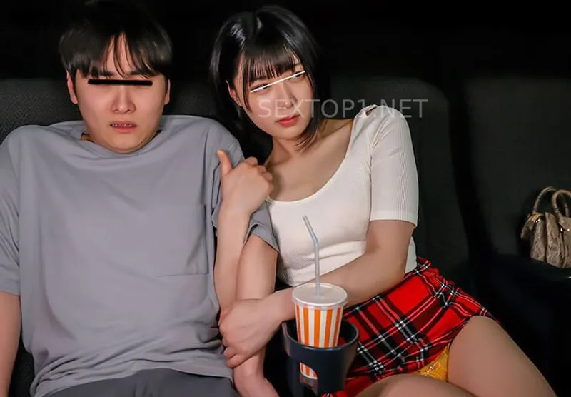 Thanh niên bao rạp nữa đêm để xem phim thì bị một cô gái lạ gạ gẫm